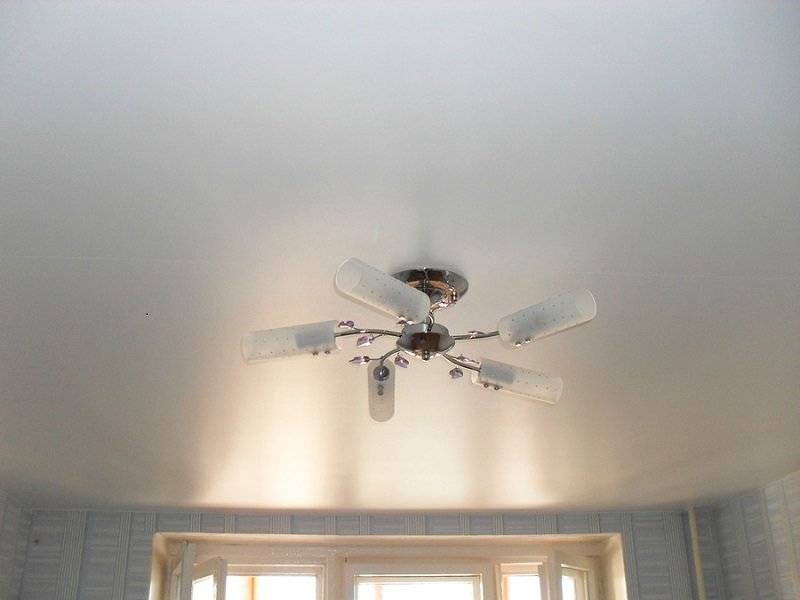 ???? натяжные глянцевые потолки: фото в интерьере дома или квартиры