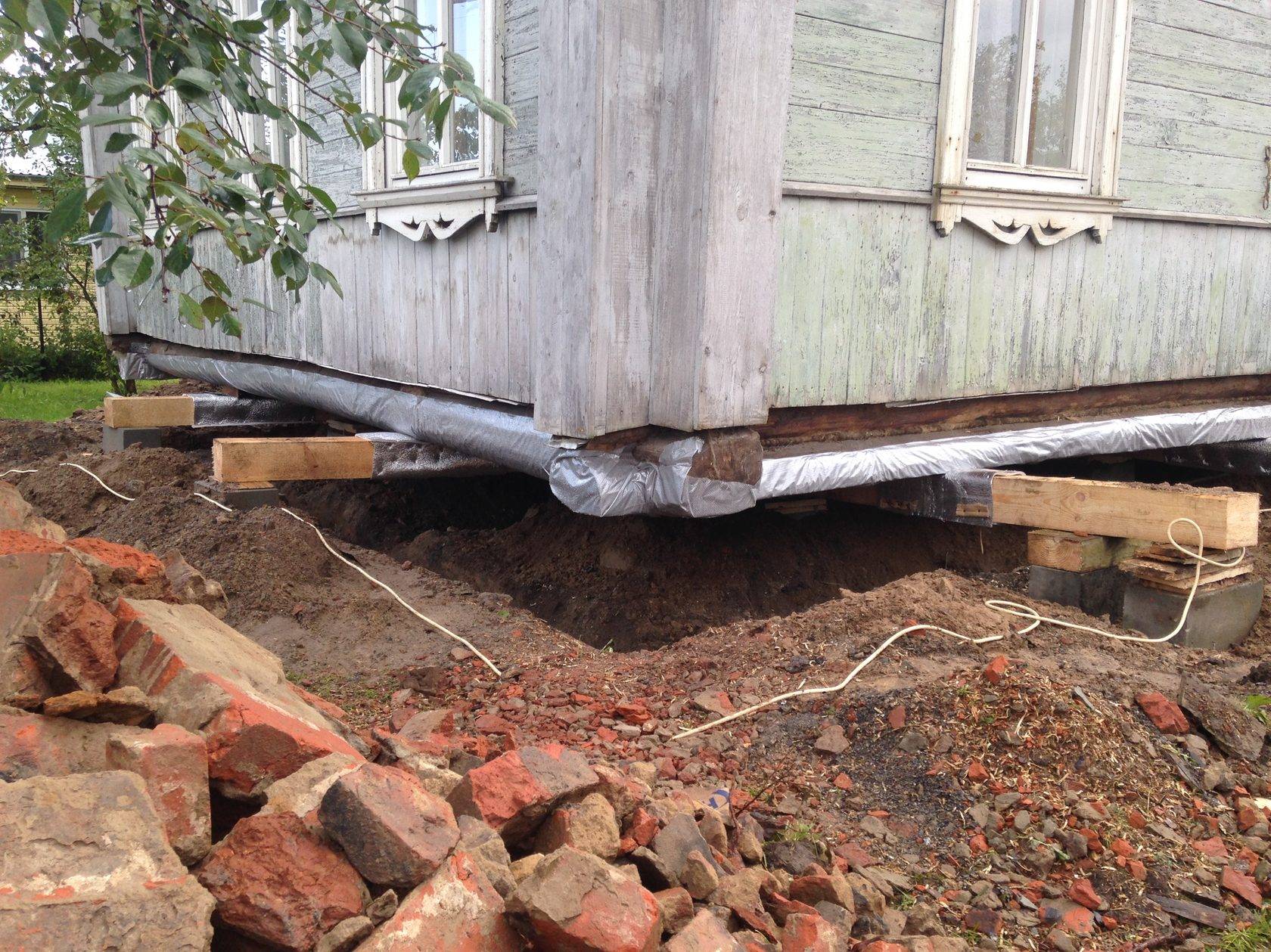 Как укрепить фундамент деревянного дома своими руками под частью дома или полностью ремонта