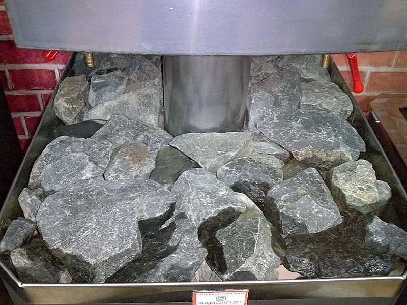 Как правильно уложить камни в банную печь и сколько их нужно?