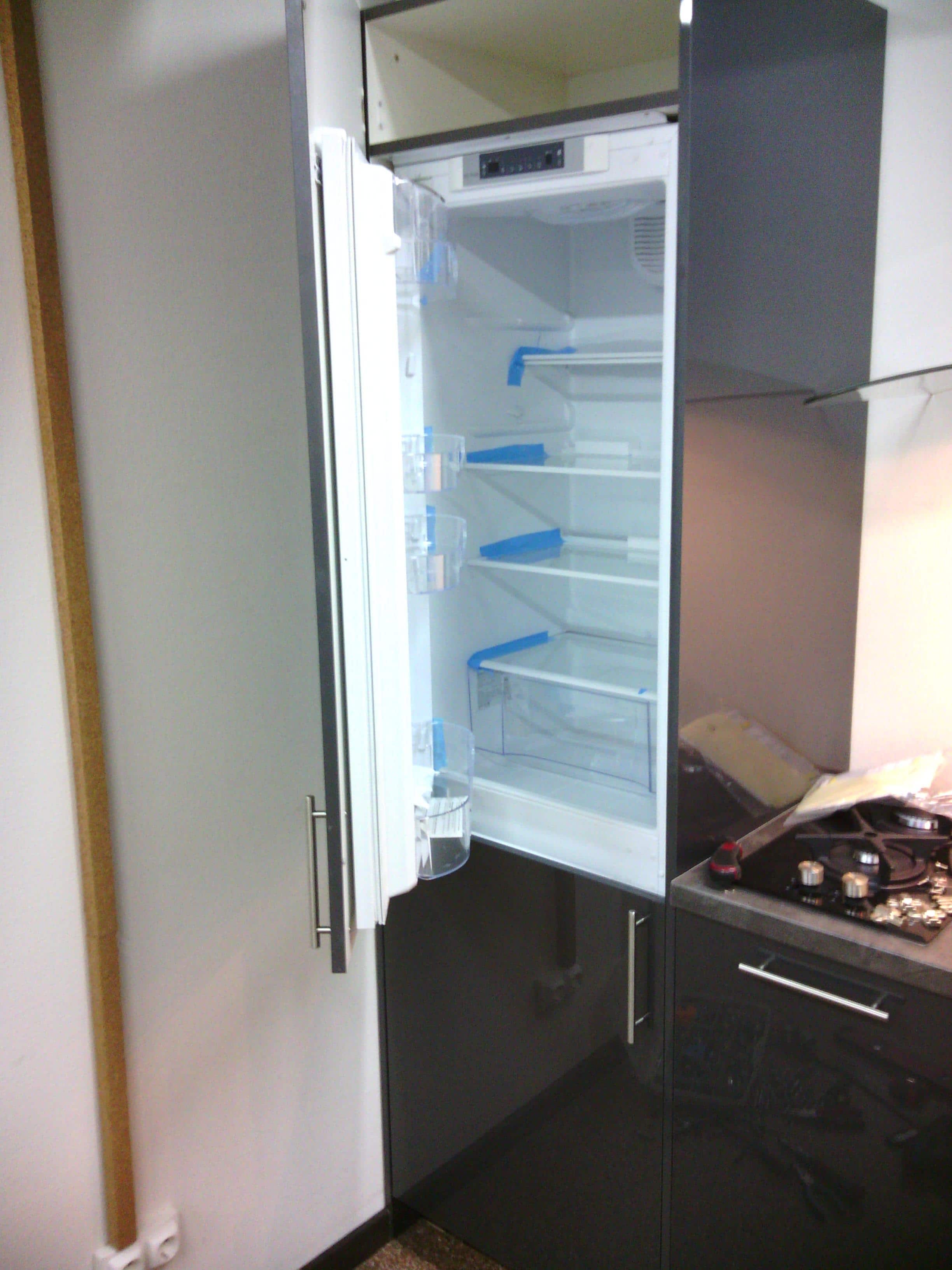 Чем отличается встраиваемый холодильник от обычного