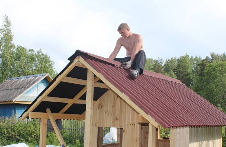 Чем покрыть крышу на даче - выбираем недорогой, но качественный вариант